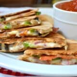 Side view of a plate of pizzadillas.