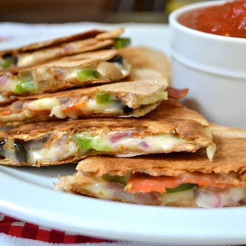 Side view of a plate of pizzadillas.