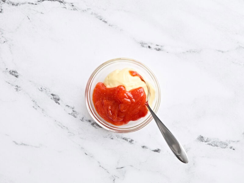 Siracha and mayo in a small bowl.