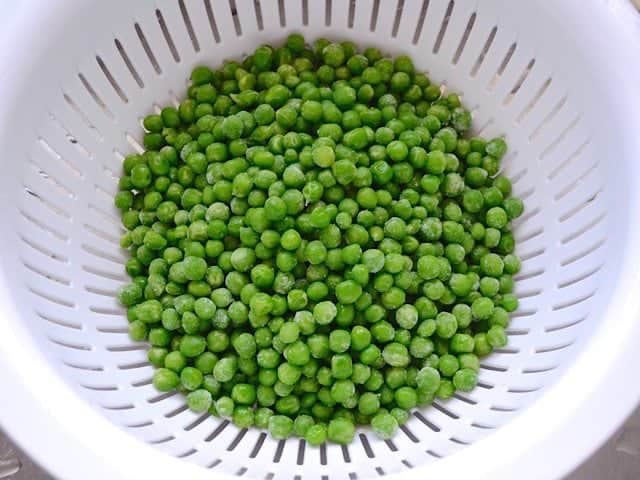 Thawing peas in strainer