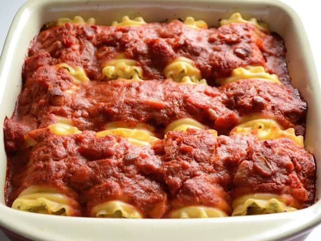 With a rainbow of vegetables and a trio of cheeses, these Garden Vegetable Lasagna Roll Ups are a flavorful and filling meal. Freezer friendly, too! Budetbytes.com Baked garden vegetable lasagna roll ups