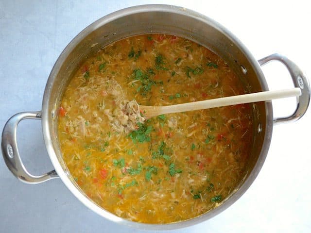 These flavorful Creole White Beans are full of vegetables, Creole spices, and belly filling power. Make a pot on Sunday afternoon and stay full all week. Budetbytes.com Chicken added back to the pot, white beans smashed