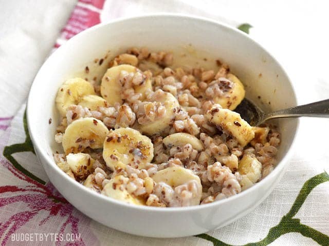 Oatmeal isn't the only grain that is great for breakfast! Take leftover cooked farro and turn it into this delicious Banana Nut Breakfast Farro bowl. Budetbytes.com A bowl of Banana Nut Breakfast Farro with bananas and nuts, all mixed together