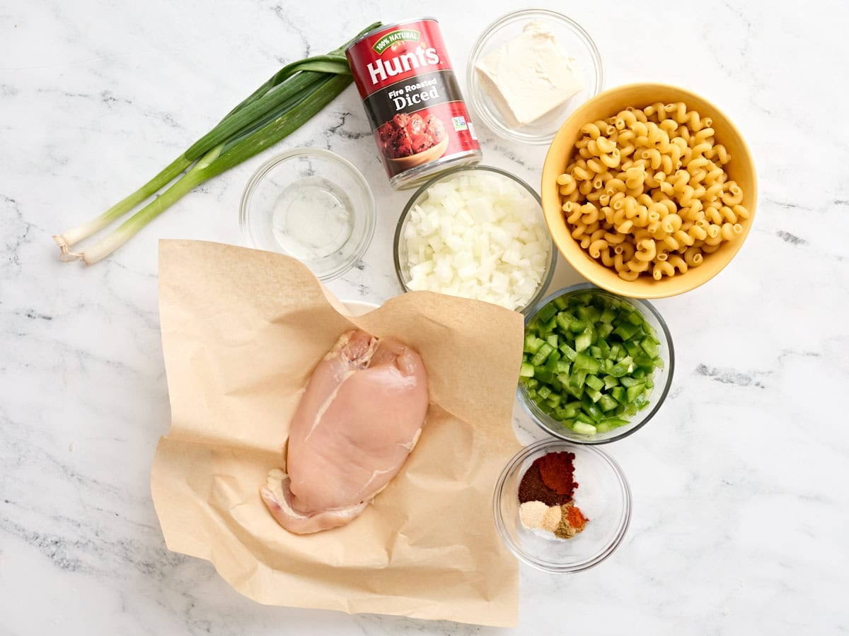 The ingredients to make chicken fajita pasta.