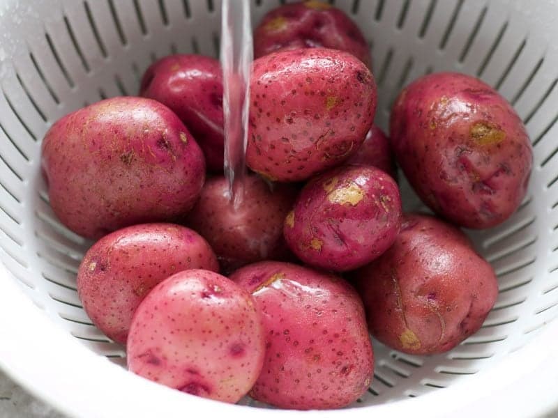 Rinsing reed potatoes in strainer