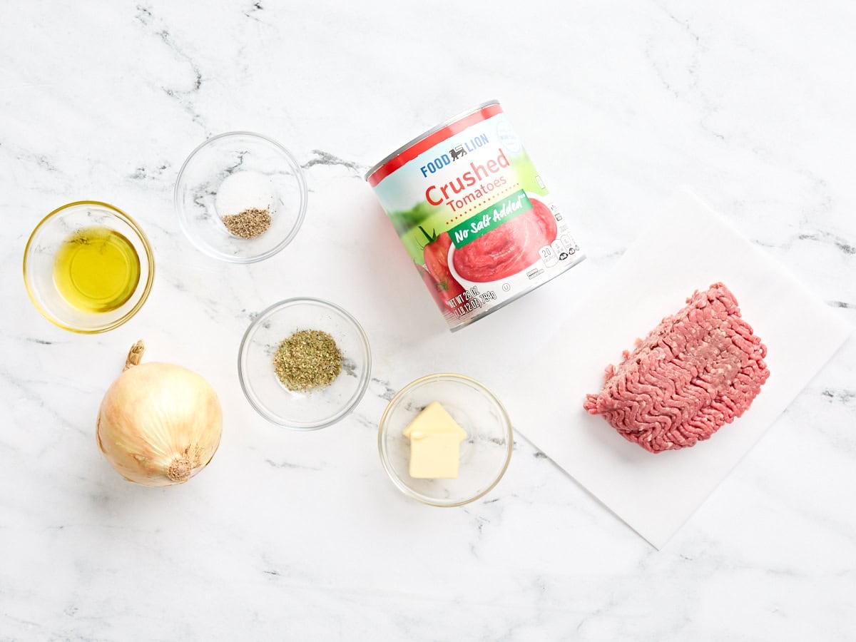 The ingredients to make homemade pasta sauce.