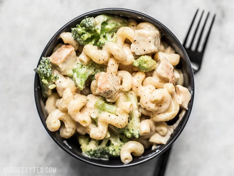 Simple, delicious, and totally comforting, this White Cheddar Mac and Cheese is the perfect quick fix for weeknight dinners. Budgetbytes.com Close up of a bowl of White Cheddar Mac and Cheese with broccoli and chicken