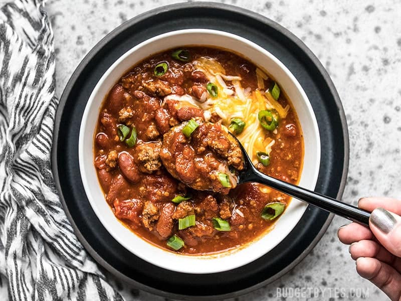 This small batch, scaled back, and super easy Rice Cooker Chili still delivers huge flavor. Perfect for dorm living, RV's, and hotel cooking! Budgetbytes.com Bowl of super easy small-batch Rice Cooker Chili