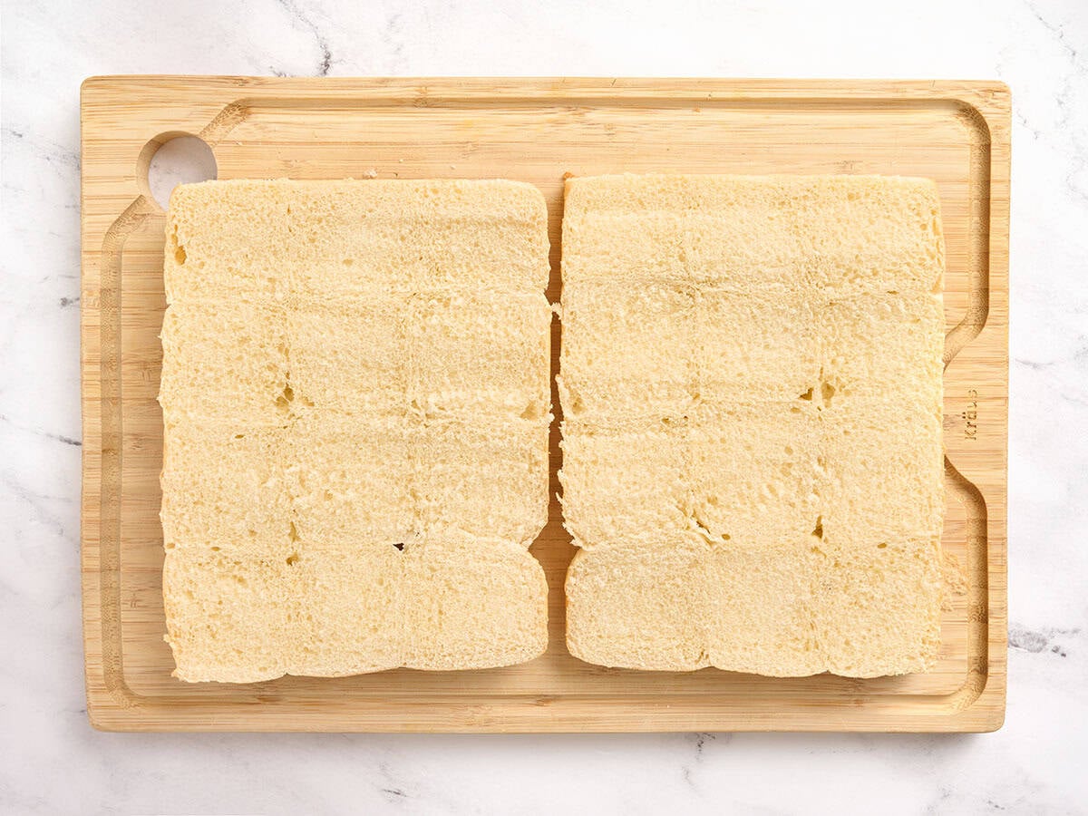 Hawaiian rolls sliced in half.