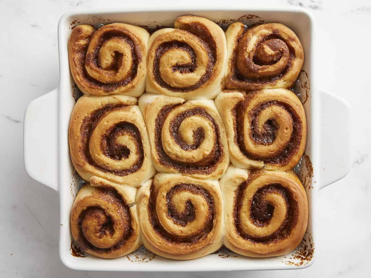 Baked cinnamon rolls in the baking dish.