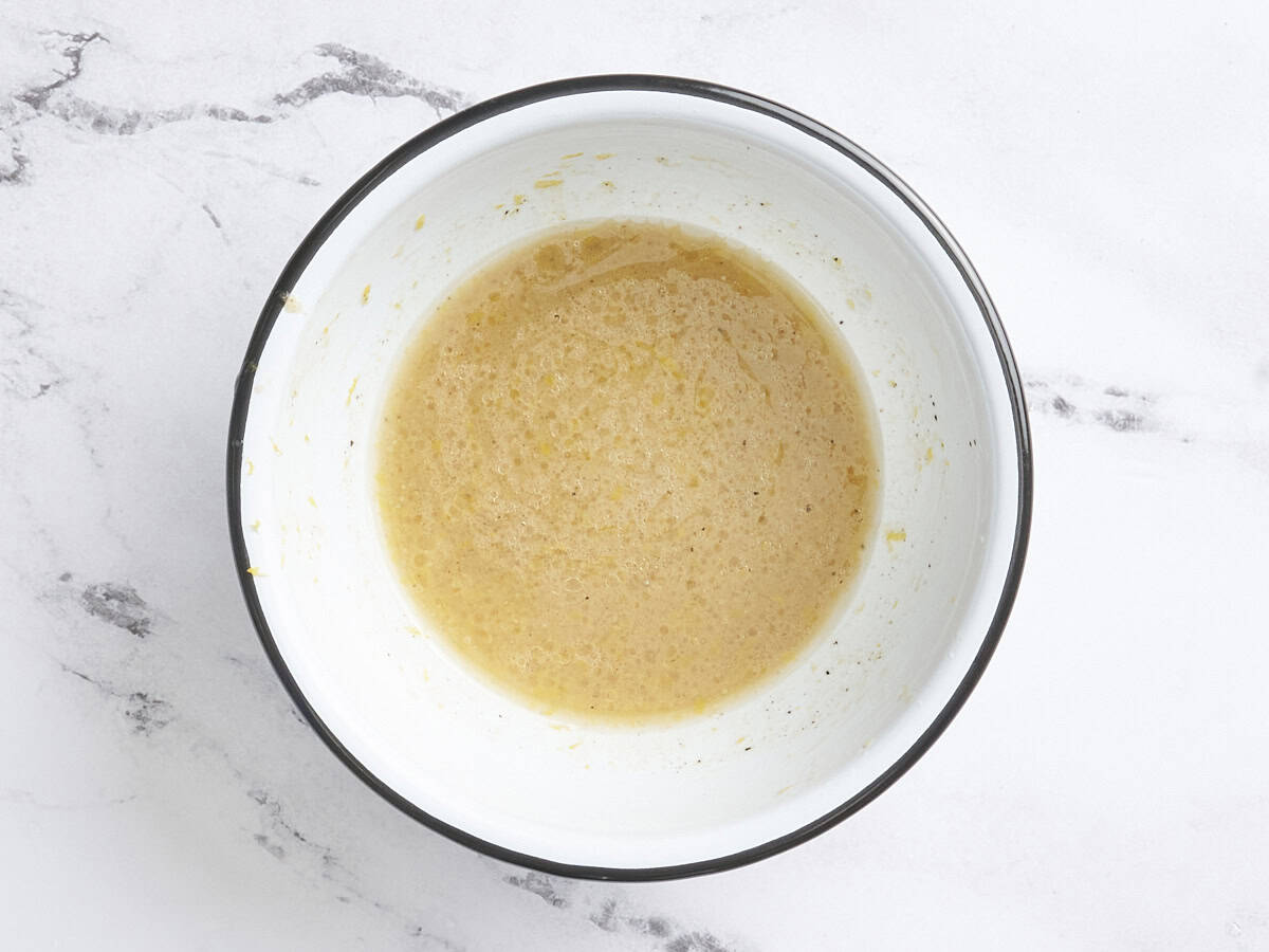 Summer lentil salad vinaigrette in a bowl.