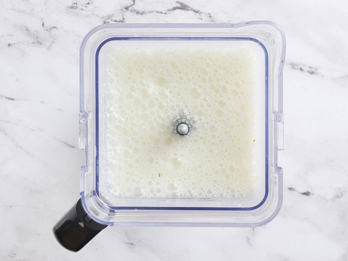 Brazilian lemonade in a blender after blending.