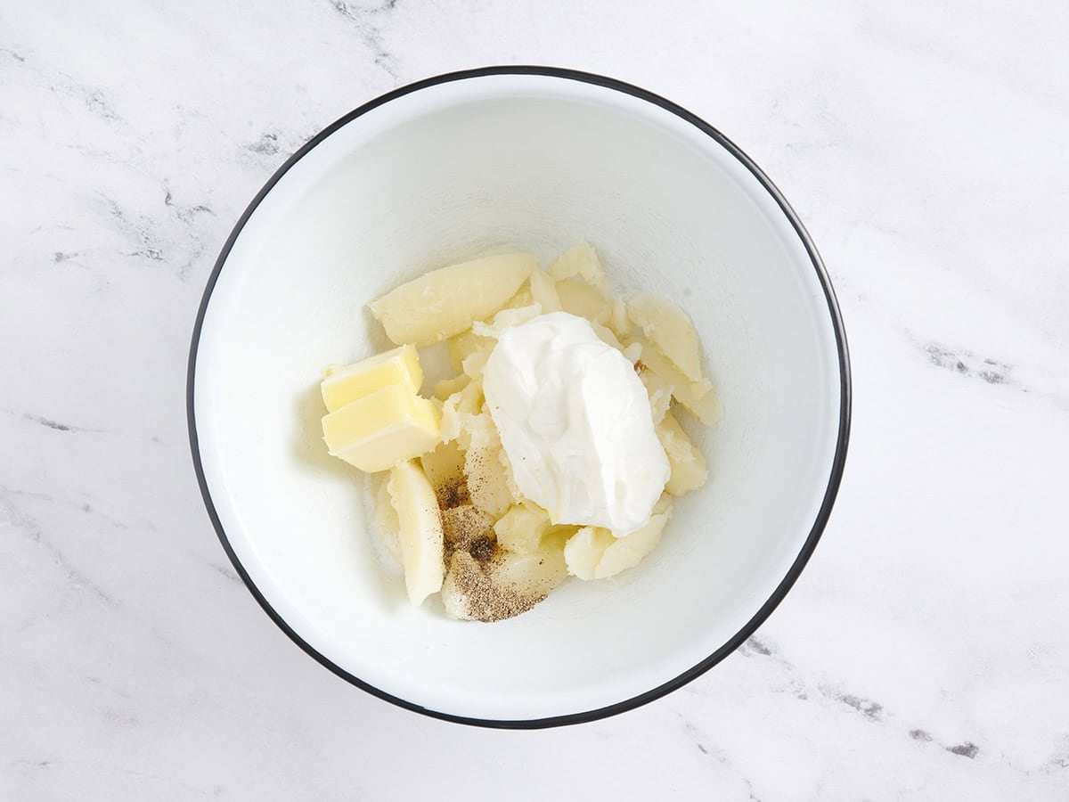 Potato flesh and sour cream in a bowl.